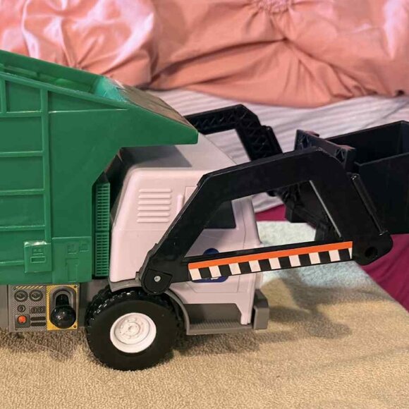 Funrise plastic battery operated Bulldozer - Picture 2 of 9